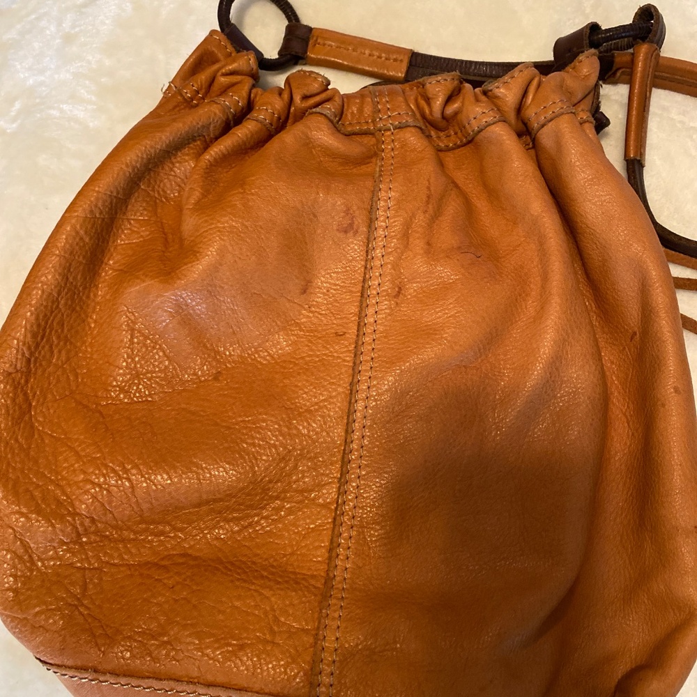 Lucky Brand soft tan leather medium shoulder bag with satchel accent . - Picture 3 of 7